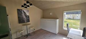eine Küche mit einem Tisch und Stühlen im Zimmer in der Unterkunft Lägenhet Ateljén in Hudiksvall