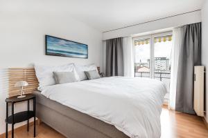 Un dormitorio blanco con una cama grande y una ventana en Cooldis 4 !Gratis Parken, Free Parking!, en Kreuzlingen