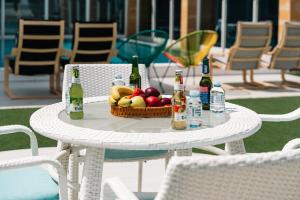 - une table avec une corbeille de fruits et des bouteilles d'alcool dans l'établissement Rooms Hotel, à Djeddah