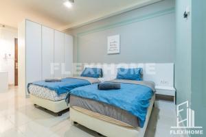 2 camas en una habitación con paredes azules en 9am-5pm, SAME DAY CHECK IN AND CHECK OUT, Work From Home, Shaftsbury-Cyberjaya, Comfy Home by Flexihome-MY, en Cyberjaya