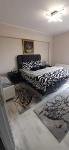 una camera da letto con un letto con una coperta zebra sopra di LUXURY Apartament a Bucarest