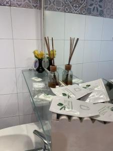 - Baño con lavabo y mesa de cristal en La Zagara B&B, en Catania