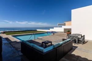 Πισίνα στο ή κοντά στο Oceanfront Home with Private Pool and Hot Tub