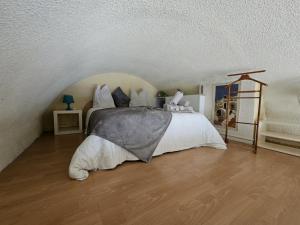 une chambre avec un grand lit dans une pièce dans l'établissement Le Bellevue YourHostHelper, à Gruissan