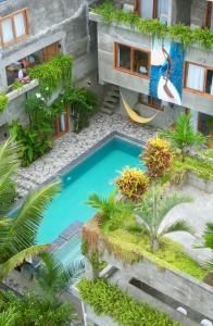 uma vista superior de uma piscina num resort em Hermanos Perdidos Surf em Las Tunas