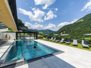una persona che nuota in una piscina in una casa di Sun Valley - Wildschönau ad Auffach
