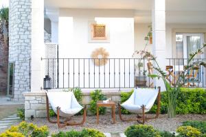 A garden outside LONDİA OTEL
