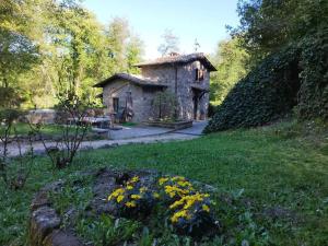 a small stone building in the middle of a field at Casale Il Mulino con piscina Viterbo Bagnoregio in Celleno