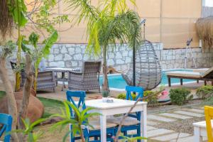 A seating area at LONDİA OTEL