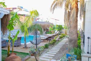 A garden outside LONDİA OTEL