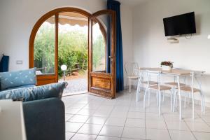 een woonkamer met een bank, een tafel en een spiegel bij Case Vacanze Torre Petrosa in Villammare