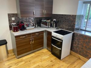 uma cozinha com uma placa de fogão e forno. em The Mews 2 bedroom with private parking em Oban