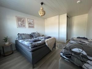a bedroom with a large bed and a lamp at Kyllikinsola 18 B5 Tilava 52 neliöinen rivitalokaksio 1-5 henkilöä in Seinäjoki