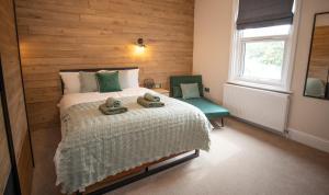 - une chambre avec un lit avec deux animaux rembourrés dans l'établissement Emerald nest Eastbourne, à Eastbourne