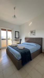 1 dormitorio con 1 cama grande y edredón azul en Moonhouse, en Ceglie Messapica