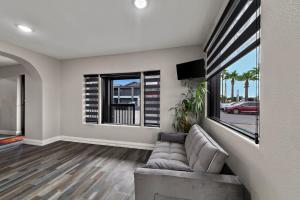 - un salon avec un canapé et une fenêtre dans l'établissement Econo Lodge Inn & Suites, à Laredo
