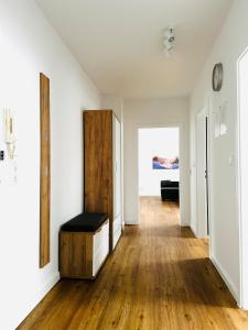 ein leeres Wohnzimmer mit weißen Wänden und Holzböden in der Unterkunft Etagen-Wohnung nahe Flughafen Hamburg in Norderstedt