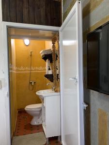 łazienka z toaletą, umywalką i telewizorem w obiekcie Wave Mogador w mieście As-Suwajra