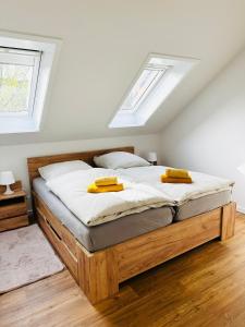 ein Schlafzimmer mit einem Bett mit zwei gelben Kissen darauf in der Unterkunft Etagen-Wohnung nahe Flughafen Hamburg in Norderstedt
