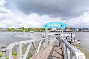 Výhled na řeku, která protéká v blízkosti apartmánu + 5 fotografií