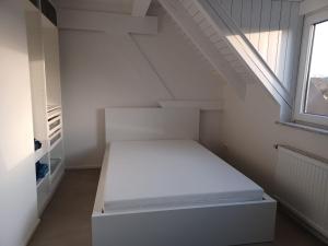 Dachwohnung tesisinde bir odada yatak veya yataklar