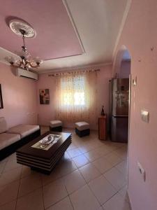 una sala de estar con un sofá y una mesa en Nicole's Cozy Apartment, en Berat