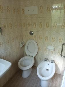 La salle de bains est pourvue de toilettes et d'un lavabo. dans l'établissement HOTEL ROSSINI, à Rimini