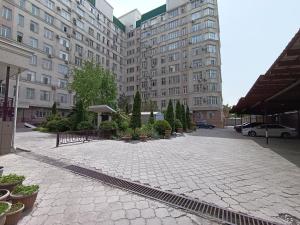 un patio frente a un gran edificio en AURA on Ryskulov street 30, en Bishkek
