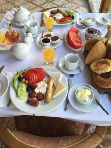 グムルドゥルにあるHotel Efesのテーブル(朝食用の食材付) +35枚の写真