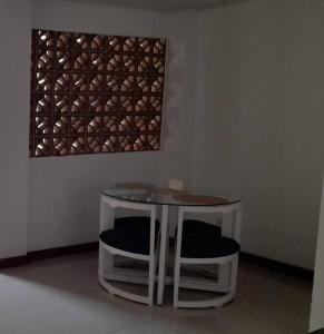 une table et deux chaises dans une pièce dans l'établissement Apartamento Hermoso Riosucio 201, à Ruiosucio
