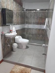 een badkamer met een douche, een toilet en een wastafel bij Apartamento Hermoso Riosucio 201 in Ruiosucio