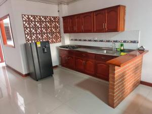 La cuisine est équipée d'un réfrigérateur en acier inoxydable et d'un évier. dans l'établissement Apartamento Hermoso Riosucio 201, à Ruiosucio