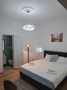 Un dormitorio con una cama grande y un baño. en Xena, en Belgrado