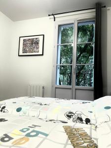 um quarto com uma cama e uma janela em Résidence Disneyland Place Toscane em Serris
