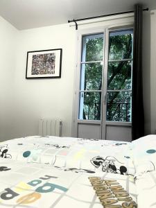 a bedroom with a bed and a window at Résidence Disneyland Place Toscane in Serris