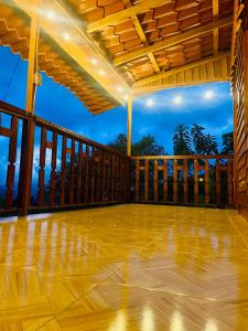 an empty deck with a view of the ocean at Cabaña Monarca in Turrialba