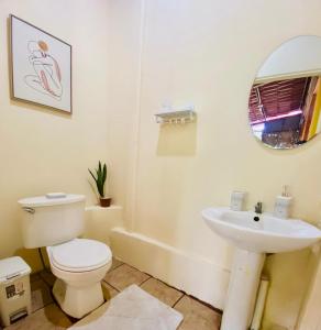 La salle de bains est pourvue de toilettes et d'un lavabo. dans l'établissement Cabaña Monarca, à Turrialba
