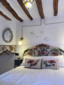 モンテフリオにあるLas casillas de la Villa ALEGRÍASのベッドルーム1室(白いシーツと天井付)