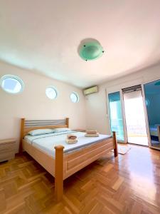 een slaapkamer met een bed met 3 verlichting aan het plafond bij Villa ELLA in Bar