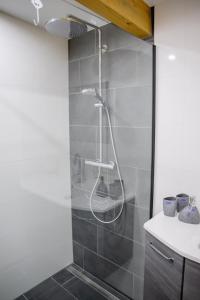 um chuveiro com uma porta de vidro na casa de banho em Ferienwohnung über dem Weingut Schüller em Purbach am Neusiedlersee