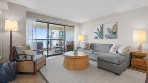 A seating area at Luxury Oceanfront 2 Bedroom Apartment at Waikiki Beach Tower