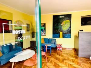 salon z kanapą i stołem w obiekcie HOSTEL ART & JOY w Puli