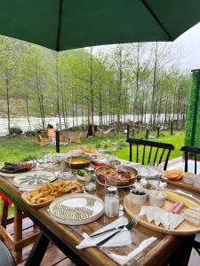 uma mesa de madeira com comida em cima em Noveli Tiny House em Ardeşen