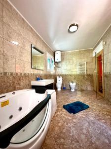 een badkamer met een bad, een wastafel en een toilet bij Villa ELLA in Bar