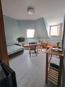 a living room with a bed and a table at Mickiewiczówka in Mikoszewo