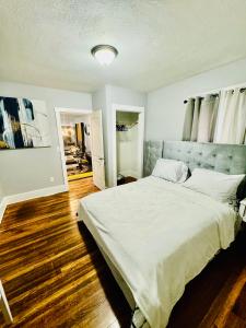 um quarto com uma grande cama branca em Newly renovated first floor apartment getaway em Springfield