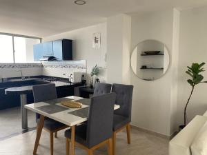 Sibundoy的住宿－Apartamento 501 Edificio Habitar Castelvi，厨房以及带桌椅的用餐室。