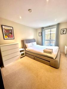 En eller flere senger på et rom på Modern 1 bedroom apartment moments from Shoreditch