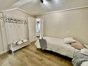 - une chambre avec un lit blanc dans l'établissement Cudillero centro, à Cudillero