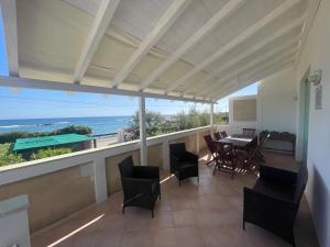 a dining room with a view of the ocean at Appartamenti in Villa Calamoni in Favignana